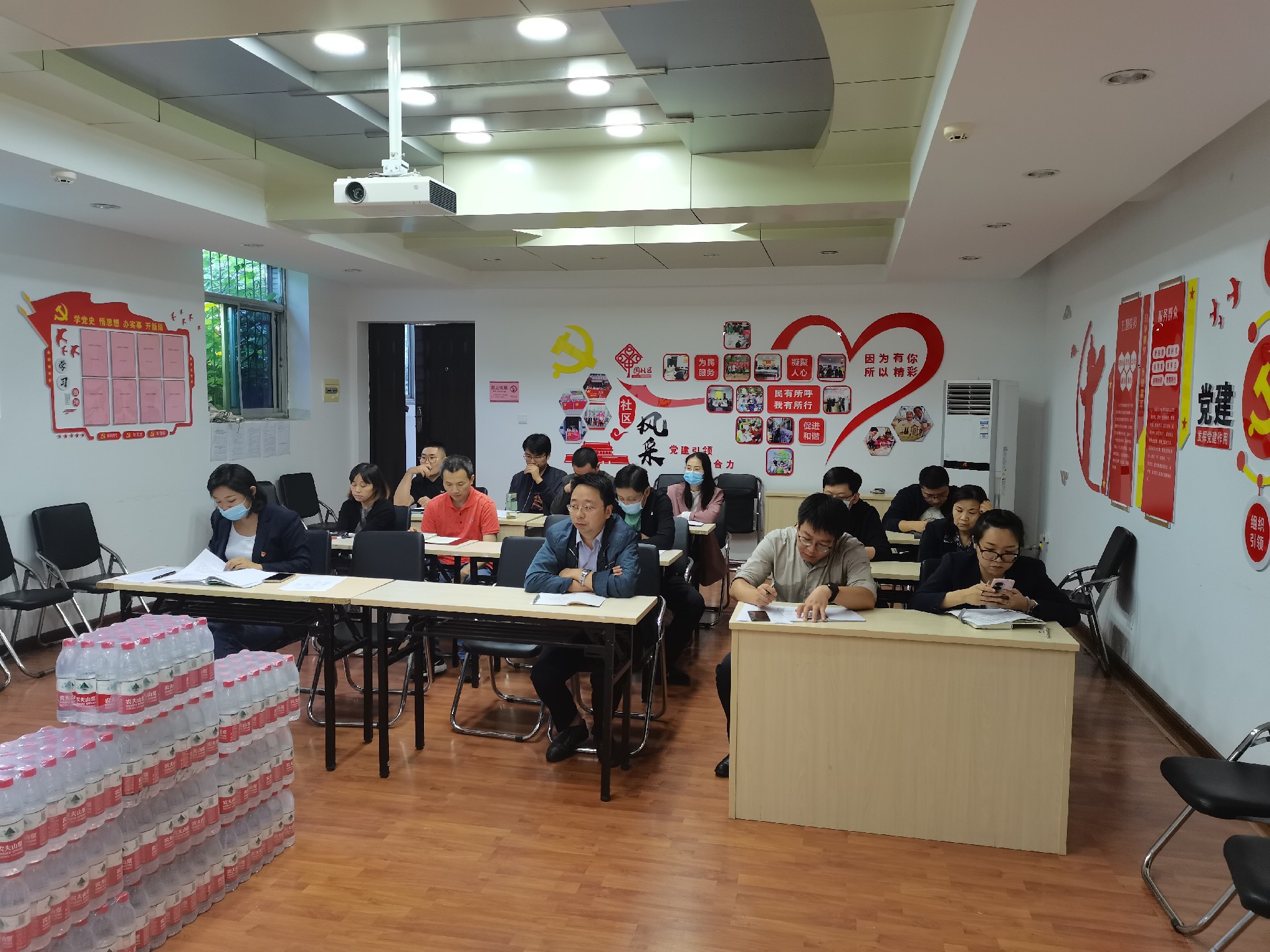 第四黨支部開展 “嚴守紀律規(guī)矩 加強作風建設(shè)”專題黨員大會